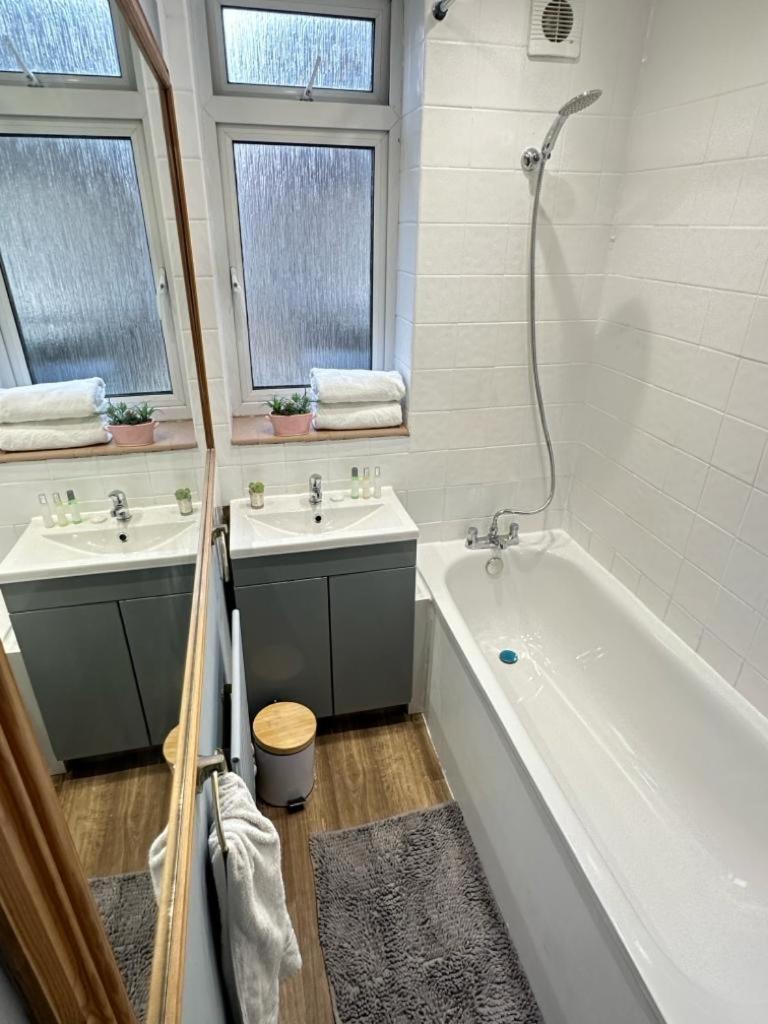 Beautiful Family Apartment Лондон Екстериор снимка