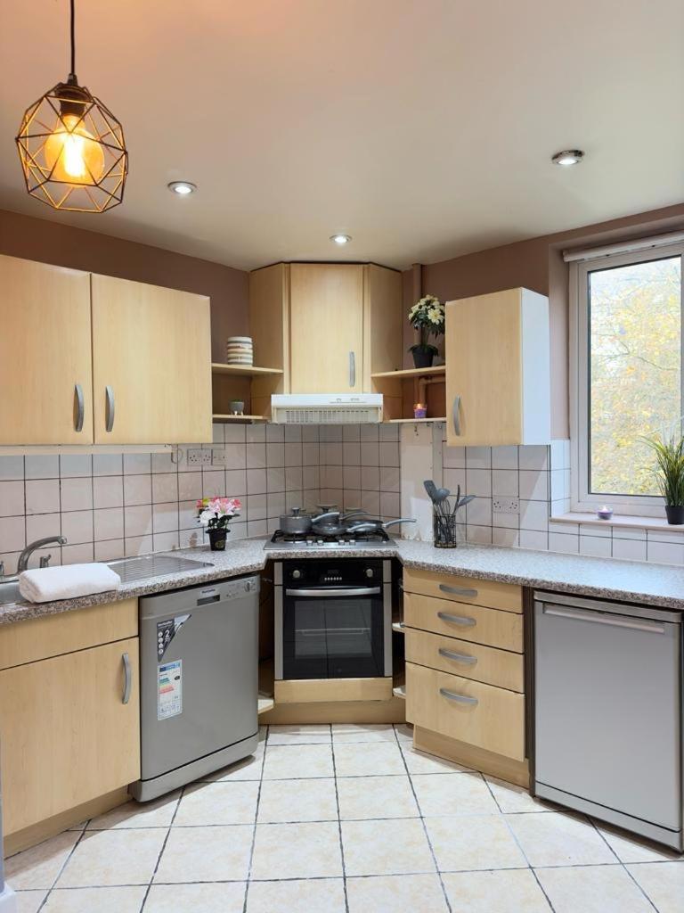 Beautiful Family Apartment Лондон Екстериор снимка